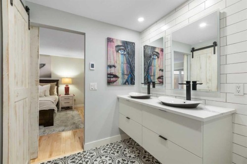 825-860 Midridge Drive Se, Calgary, AB - Indoor Photo Showing Bathroom