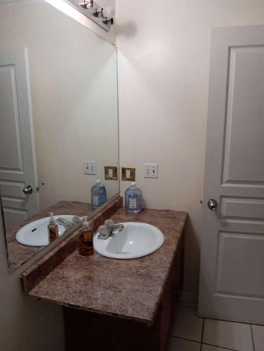 649 Pineland Road Ne, Calgary, AB - Indoor Photo Showing Bathroom