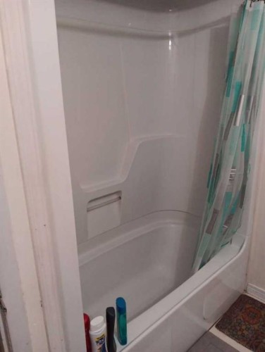 649 Pineland Road Ne, Calgary, AB - Indoor Photo Showing Bathroom