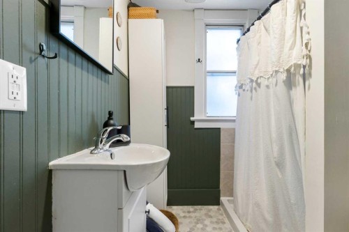 317 18 Avenue Nw, Calgary, AB - Indoor Photo Showing Bathroom