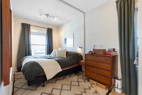 317 18 Avenue Nw, Calgary, AB - Indoor Photo Showing Bedroom