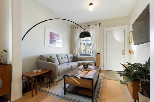 317 18 Avenue Nw, Calgary, AB - Indoor Photo Showing Living Room