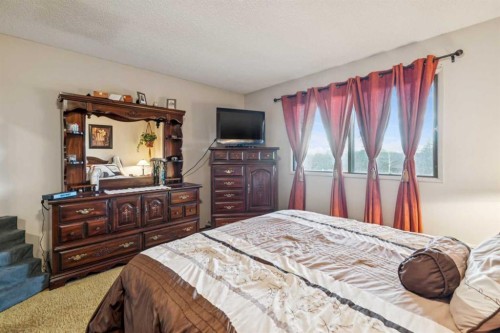 119 Whiteridge Place Ne, Calgary, AB - Indoor Photo Showing Bedroom