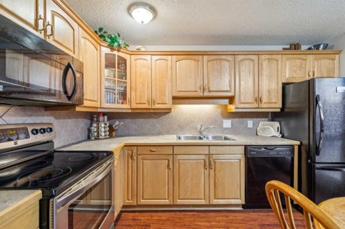 119 Whiteridge Place Ne, Calgary, AB - Indoor Photo Showing Kitchen With Double Sink