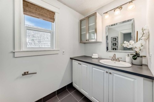 36 Stradbrooke Way Sw, Calgary, AB - Indoor Photo Showing Bathroom