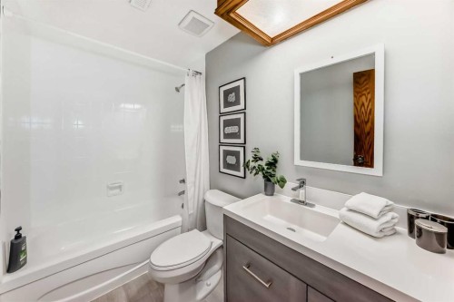 36 Stradbrooke Way Sw, Calgary, AB - Indoor Photo Showing Bathroom