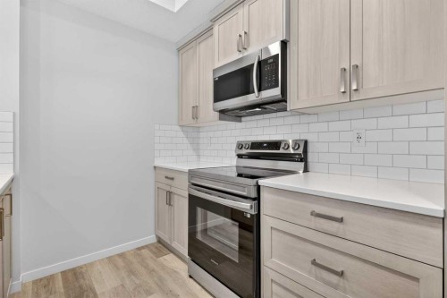 1106-33 Carringham Gate Nw, Calgary, AB - Indoor Photo Showing Kitchen