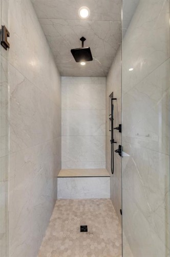 415 37 Avenue Nw, Calgary, AB - Indoor Photo Showing Bathroom