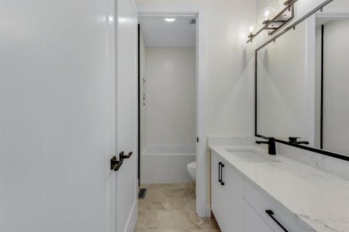 415 37 Avenue Nw, Calgary, AB - Indoor Photo Showing Bathroom