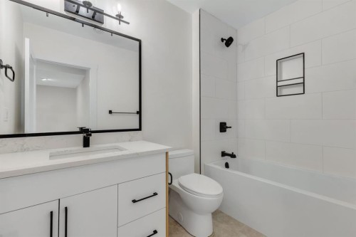 415 37 Avenue Nw, Calgary, AB - Indoor Photo Showing Bathroom