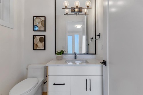415 37 Avenue Nw, Calgary, AB - Indoor Photo Showing Bathroom
