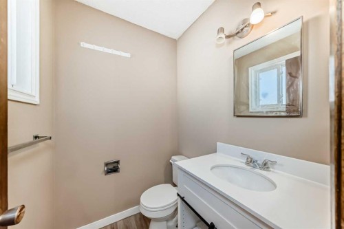 5439 Dalrymple Crescent Nw, Calgary, AB - Indoor Photo Showing Bathroom