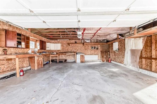 5439 Dalrymple Crescent Nw, Calgary, AB - Indoor Photo Showing Garage