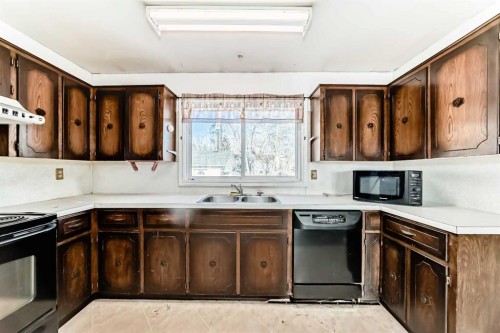 5439 Dalrymple Crescent Nw, Calgary, AB - Indoor Photo Showing Kitchen With Double Sink