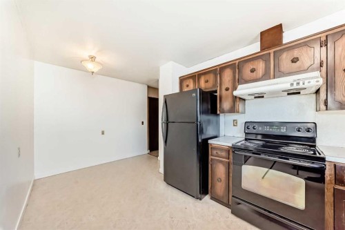 5439 Dalrymple Crescent Nw, Calgary, AB - Indoor Photo Showing Kitchen