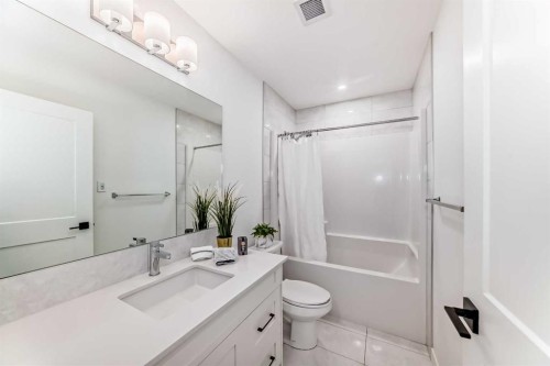 105-30 Sage Hill Walk Nw, Calgary, AB - Indoor Photo Showing Bathroom