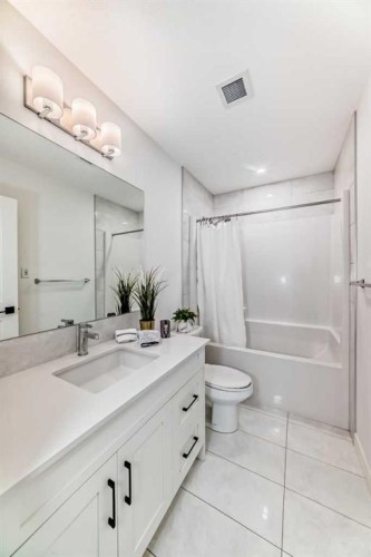 105-30 Sage Hill Walk Nw, Calgary, AB - Indoor Photo Showing Bathroom