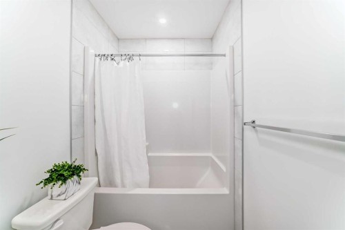 105-30 Sage Hill Walk Nw, Calgary, AB - Indoor Photo Showing Bathroom