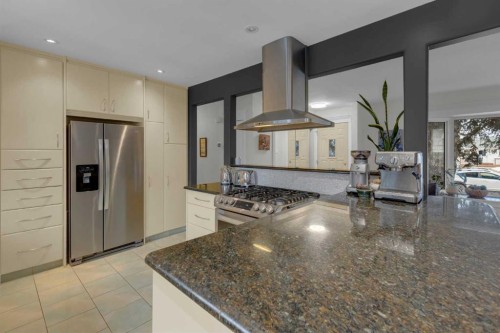 4512 41 Avenue Sw, Calgary, AB - Indoor Photo Showing Kitchen