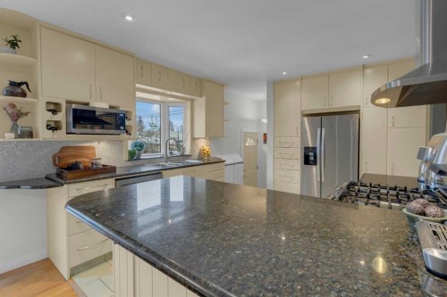 4512 41 Avenue Sw, Calgary, AB - Indoor Photo Showing Kitchen With Stainless Steel Kitchen With Upgraded Kitchen