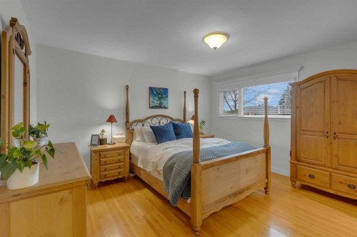 4512 41 Avenue Sw, Calgary, AB - Indoor Photo Showing Bedroom