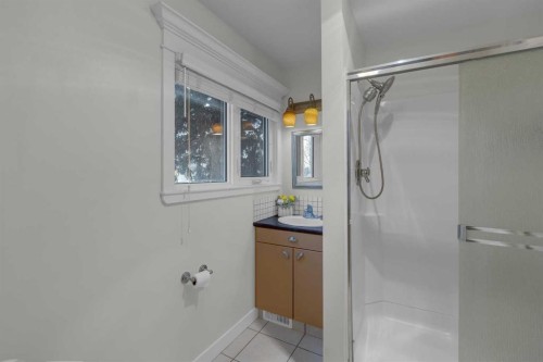 4512 41 Avenue Sw, Calgary, AB - Indoor Photo Showing Bathroom