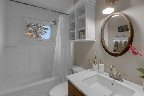 4512 41 Avenue Sw, Calgary, AB - Indoor Photo Showing Bathroom