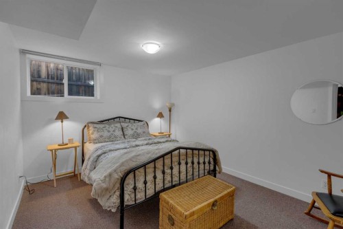 4512 41 Avenue Sw, Calgary, AB - Indoor Photo Showing Bedroom