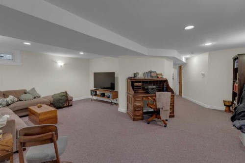 4512 41 Avenue Sw, Calgary, AB - Indoor Photo Showing Other Room