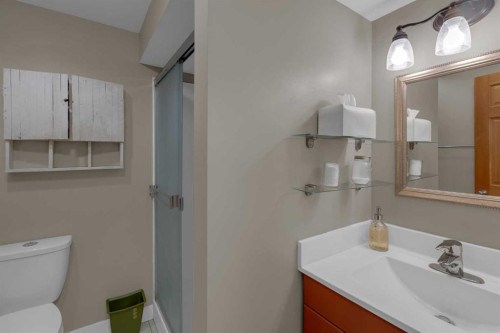 4512 41 Avenue Sw, Calgary, AB - Indoor Photo Showing Bathroom