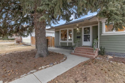 4512 41 Avenue Sw, Calgary, AB - Outdoor