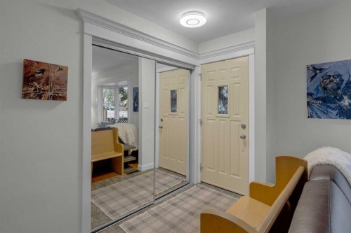 4512 41 Avenue Sw, Calgary, AB - Indoor Photo Showing Other Room