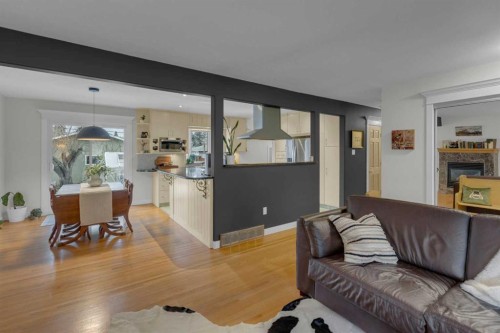 4512 41 Avenue Sw, Calgary, AB - Indoor Photo Showing Living Room