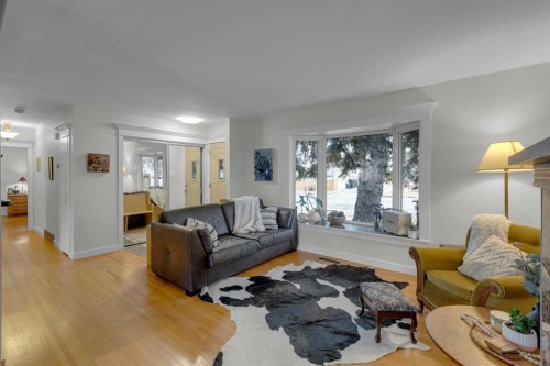 4512 41 Avenue Sw, Calgary, AB - Indoor Photo Showing Living Room