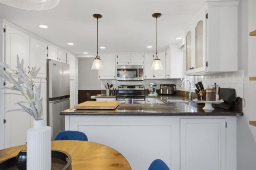 3 Stranraer Place Sw, Calgary, AB - Indoor Photo Showing Kitchen With Double Sink With Upgraded Kitchen