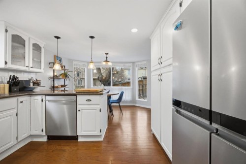 3 Stranraer Place Sw, Calgary, AB - Indoor Photo Showing Kitchen With Upgraded Kitchen