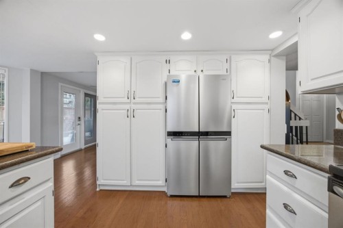 3 Stranraer Place Sw, Calgary, AB - Indoor Photo Showing Kitchen