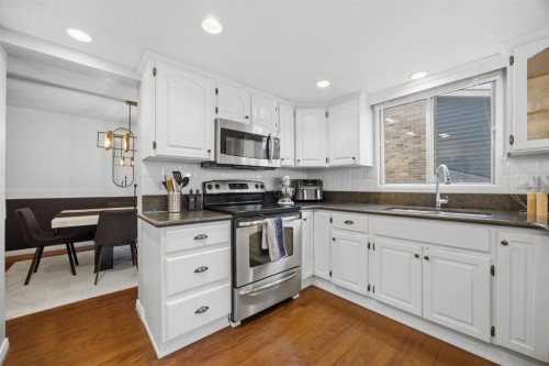 3 Stranraer Place Sw, Calgary, AB - Indoor Photo Showing Kitchen