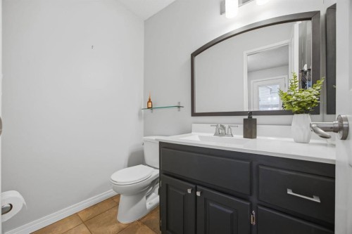 3 Stranraer Place Sw, Calgary, AB - Indoor Photo Showing Bathroom