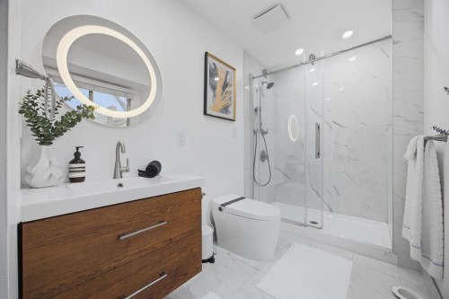 3 Stranraer Place Sw, Calgary, AB - Indoor Photo Showing Bathroom