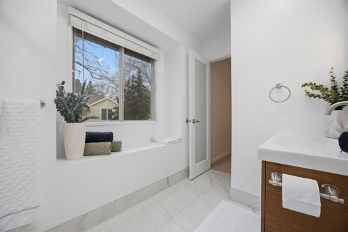 3 Stranraer Place Sw, Calgary, AB - Indoor Photo Showing Bathroom