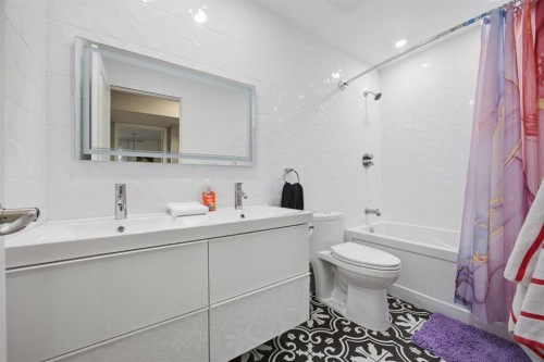 3 Stranraer Place Sw, Calgary, AB - Indoor Photo Showing Bathroom