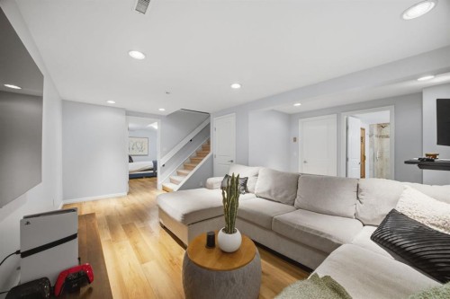 3 Stranraer Place Sw, Calgary, AB - Indoor Photo Showing Living Room