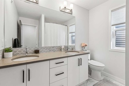 123 Mitchell Way Nw, Calgary, AB - Indoor Photo Showing Bathroom