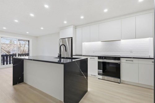 8426 Berkley Road Nw, Calgary, AB - Indoor Photo Showing Kitchen With Upgraded Kitchen