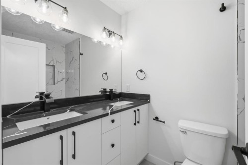 8426 Berkley Road Nw, Calgary, AB - Indoor Photo Showing Bathroom