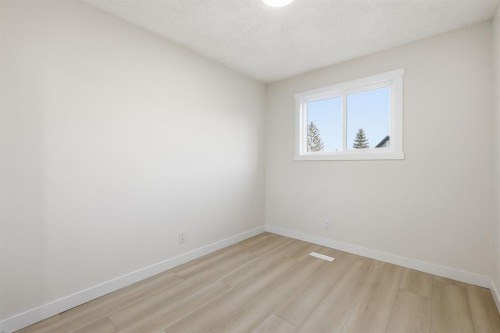 8426 Berkley Road Nw, Calgary, AB - Indoor Photo Showing Other Room