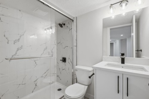 8426 Berkley Road Nw, Calgary, AB - Indoor Photo Showing Bathroom