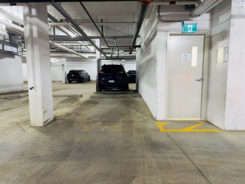 404-200 Shawnee Square Sw, Calgary, AB - Indoor Photo Showing Garage