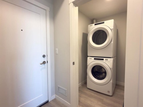 404-200 Shawnee Square Sw, Calgary, AB - Indoor Photo Showing Laundry Room